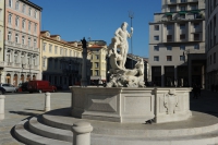- TRIESTE - Piazza della Borsa, la fontana di Nettuno